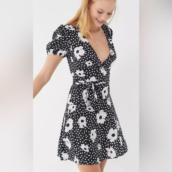 URBAN OUTFITTERS Puff Sleeve Wrap Front Floral Jocelyn Mini Dress - sz S - Picture 1 of 7